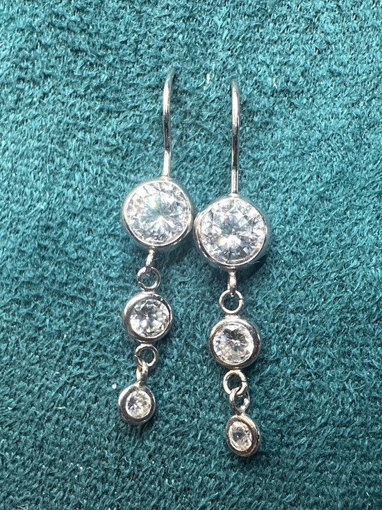 Jewelry - 14k White Gold Three Drop Earrings.